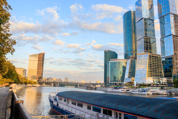 Бизнес-центр Москва Сити. Бизнес-центр. Высокие дома из окон. Многоэтажные дома. Современные здания. Современный бизнес центр. Россия, Москва, 3 июля 2019 г.
...