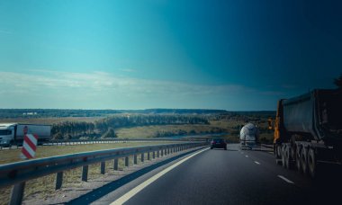 Rus otomobil asfalt yolları. Yolda seyahat. Araba yolda. Mavi yollar. Rusya, Moskova Bölgesi 3 Temmuz 2019