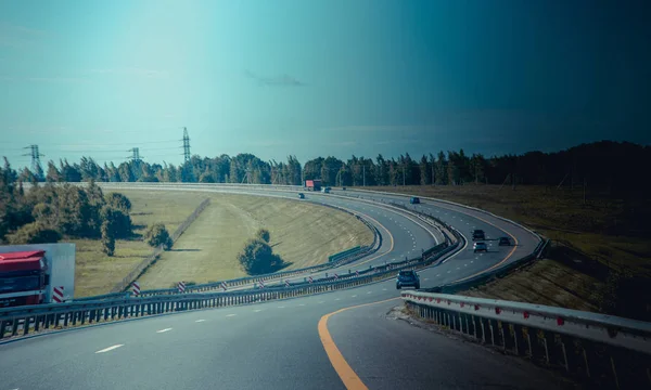 Ruské automobilové asfaltové silnice. Cestuješ po silnici. Auta na silnici. Modré silnice. Rusko, moskevské území 3., 2019 — Stock fotografie