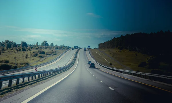 Ruské automobilové asfaltové silnice. Cestuješ po silnici. Auta na silnici. Modré silnice. Rusko, moskevské území 3., 2019 — Stock fotografie