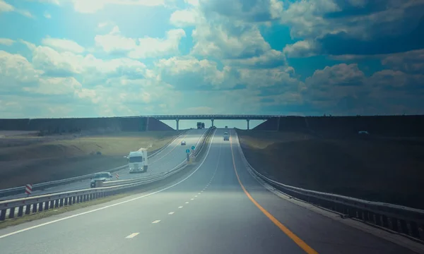 Rutas de asfalto de automóviles rusos. Viaja por la carretera. Coches en la carretera. Carreteras azules. Rusia, Región de Moscú julio 3, 2019 — Foto de Stock