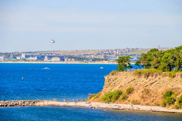 Anapa 'da Karadeniz. Rus güneyinde. Temiz havalarda deniz. Mavi okyanus. . Deniz arka planı.
