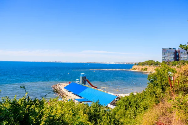 Anapa 'da Karadeniz. Rus güneyinde. Temiz havalarda deniz. Mavi okyanus. . Deniz arka planı.