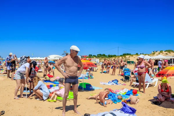 Veřejná pláž na černém moři. Lidi na pláži. Písečná pláž. Teplé letní slunné počasí. Rusko, Anapa červenec 5, 2019 — Stock fotografie