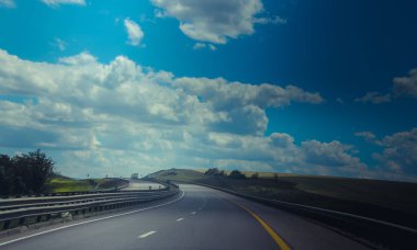 Rus asfalt yolları. Otoyol. Yol gezisi. Araba yolda gidiyor. Arka plan asfalt yolu.