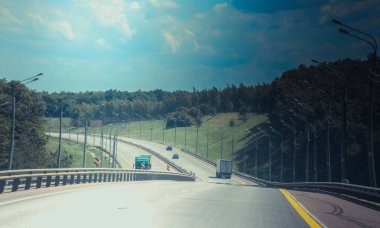 Rus asfalt yolları. Otoyol. Yol gezisi. Araba yolda gidiyor. Arka plan asfalt yolu.
