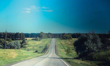 Rus asfalt yolları. Otoyol. Yol gezisi. Araba yolda gidiyor. Arka plan asfalt yolu.