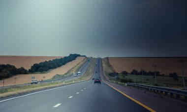 Rus asfalt yolları. Otoyol. Yol gezisi. Araba yolda gidiyor. Arka plan asfalt yolu.