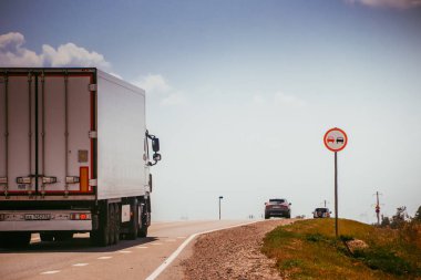 Rus asfalt yolları. Otoyol. Yol gezisi. Araba yolda gidiyor. Arka plan asfalt yolu.