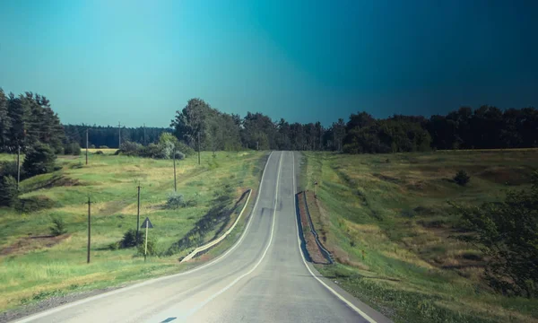 ロシアのアスファルト道路。高 速 道路。ロードトリップその車は道路に出る。背景アスファルト道路. — ストック写真