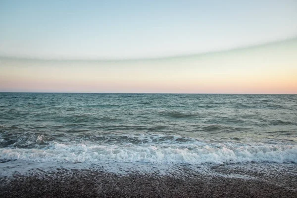 Meereswellen. Krim-Meer. hohe Wellen bei Sonnenuntergang. sonniger Tag auf See. Hintergrund blaue Wellen. Sandstrand. sauberer Strand. — Stockfoto