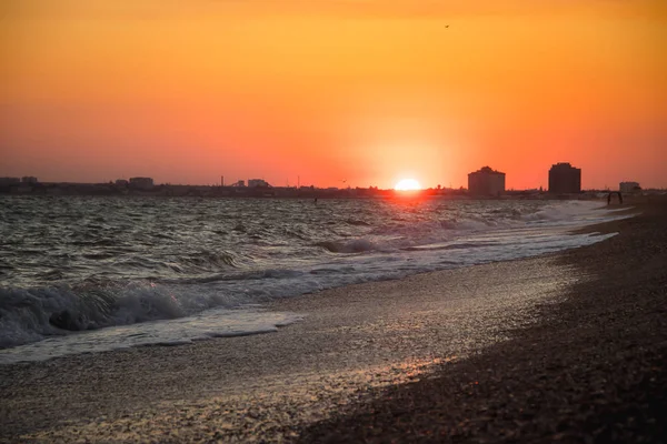 Meereswellen. Krim-Meer. hohe Wellen bei Sonnenuntergang. sonniger Tag auf See. Hintergrund blaue Wellen. Sandstrand. sauberer Strand. — Stockfoto
