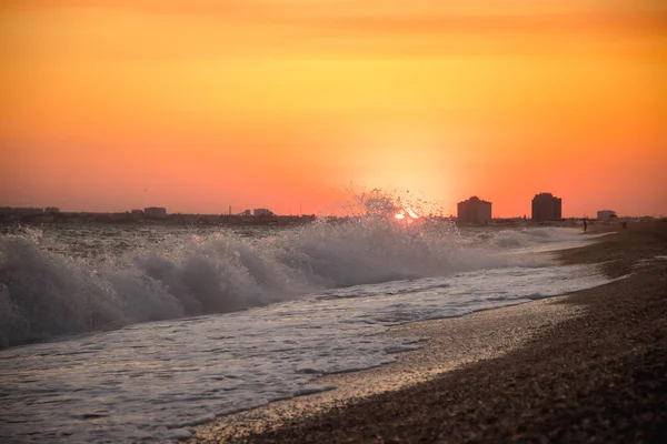 Meereswellen. Krim-Meer. hohe Wellen bei Sonnenuntergang. sonniger Tag auf See. Hintergrund blaue Wellen. Sandstrand. sauberer Strand. — Stockfoto