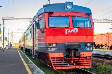 Demiryolu üzerinde Rus treni. Yaz demiryolu. Rusya, Voronej bölgesi, Ostrogozhsk şehri, 3 Temmuz 2019