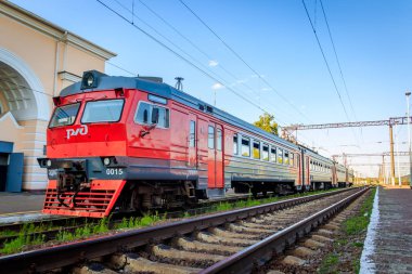 Demiryolu üzerinde Rus treni. Yaz demiryolu. Rusya, Voronej bölgesi, Ostrogozhsk şehri, 3 Temmuz 2019