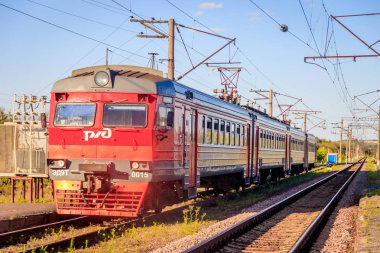 Demiryolu üzerinde Rus treni. Yaz demiryolu. Rusya, Voronej bölgesi, Ostrogozhsk şehri, 3 Temmuz 2019