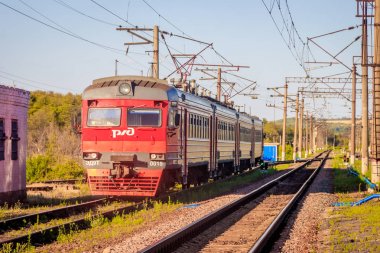 Demiryolu üzerinde Rus treni. Yaz demiryolu. Rusya, Voronej bölgesi, Ostrogozhsk şehri, 3 Temmuz 2019