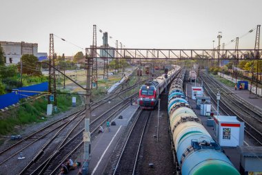 Rus demiryolu. Yaz demiryolu. Demiryolu üzerinde gün batımı. Lokomotif.. Rusya, Voronezh Region Rossosh şehir 3 Temmuz 2019