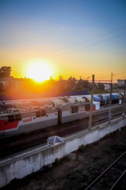 Rus demiryolu. Yaz demiryolu. Demiryolu üzerinde gün batımı. Lokomotif.. Rusya, Voronezh Region Rossosh şehir 3 Temmuz 2019