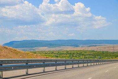 Açık alanlar. Kırım. Saha. Yaz manzaraları. Yol manzarası. Çimen ve gökyüzü. Arka plan yaz manzarası. Kırım alanları