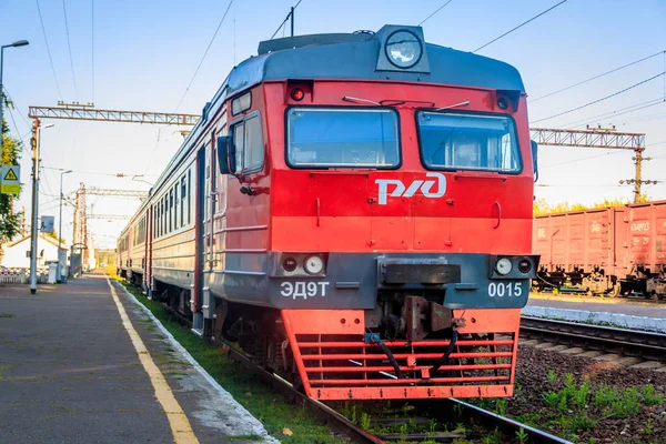 Demiryolu üzerinde Rus treni. Yaz demiryolu. Rusya, Voronej bölgesi, Ostrogozhsk şehri, 3 Temmuz 2019