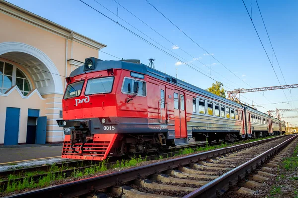 Comboio russo na ferrovia. Ferrovia de verão. Rússia, região de Voronezh, cidade de Ostrogozhsk, 3 de julho de 2019 — Fotografia de Stock