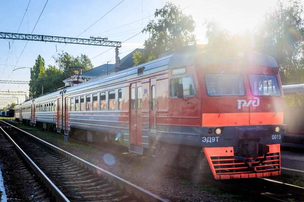 Rosyjski pociąg na kolei. Kolej letnia. Rosja, region Woroneż, Ostrogozhsk City, 3 lipca 2019 — Zdjęcie stockowe