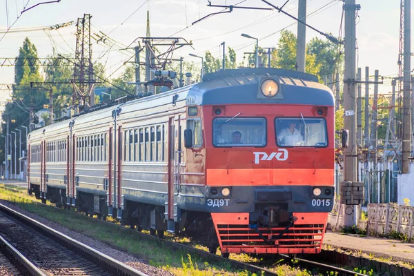 Train russe sur le chemin de fer. Chemin de fer estival. Russie, région de Voronej, ville d'Ostrogozhsk, 3 juillet 2019 — Photo