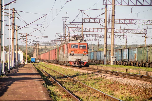 Rosyjskich pociągów elektrycznych na kolei. Kolej letnia. .. Rosja, region Woroneż Ostrogozhsk miasto 3 lipca 2019 — Zdjęcie stockowe