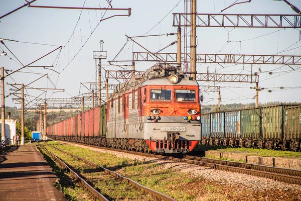 Rosyjskich pociągów elektrycznych na kolei. Kolej letnia. .. Rosja, region Woroneż Ostrogozhsk miasto 3 lipca 2019 — Zdjęcie stockowe