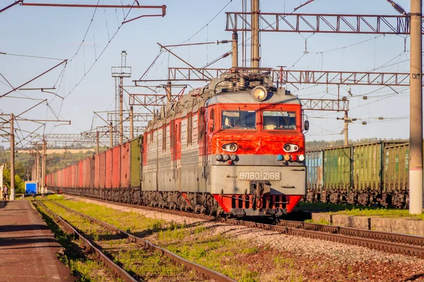 Rosyjskich pociągów elektrycznych na kolei. Kolej letnia. .. Rosja, region Woroneż Ostrogozhsk miasto 3 lipca 2019 — Zdjęcie stockowe