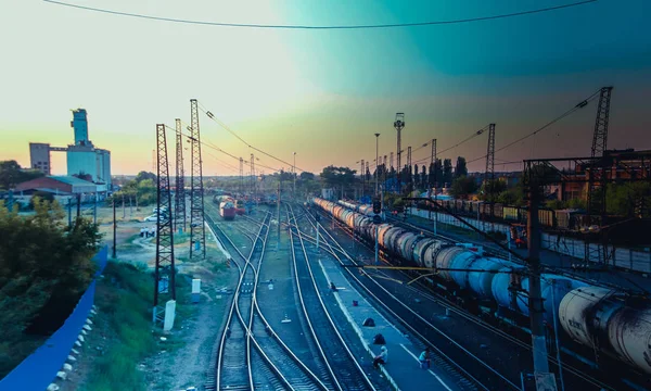 Ferrovia russa. Ferrovia de verão. Pôr-do-sol no caminho de ferro. Locomotiva.. Rússia, Voronezh região Rossosh cidade Julho 3, 2019 — Fotografia de Stock