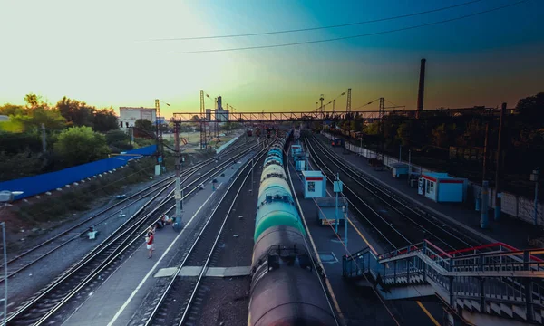 Ferrovia russa. Ferrovia de verão. Pôr-do-sol no caminho de ferro. Locomotiva.. Rússia, Voronezh região Rossosh cidade Julho 3, 2019 — Fotografia de Stock