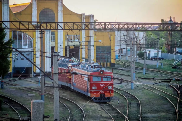 Rus demiryolu. Yaz demiryolu. Demiryolu üzerinde gün batımı. Lokomotif.. Rusya, Voronezh Region Rossosh şehir 3 Temmuz 2019