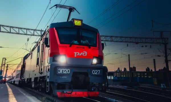 Russische Eisenbahn. Sommerbahn. Sonnenuntergang auf der Eisenbahn. Lokomotive.. russland, voronezh region rossosh stadt 3. juli 2019 — Stockfoto