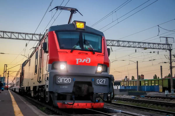 Ferrovia russa. Ferrovia de verão. Pôr-do-sol no caminho de ferro. Locomotiva.. Rússia, Voronezh região Rossosh cidade Julho 3, 2019 — Fotografia de Stock