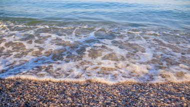 Sabah ışığında deniz dalgaları ve Çakıl Plajı 