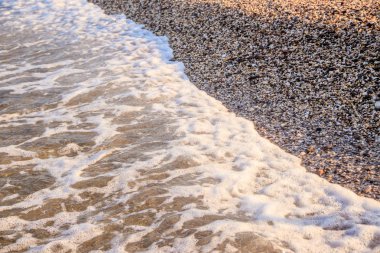 Sabah ışığında deniz dalgaları ve Çakıl Plajı 