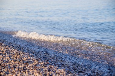 Sabah ışığında deniz dalgaları ve Çakıl Plajı 