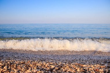 Sabah ışığında deniz dalgaları ve Çakıl Plajı 