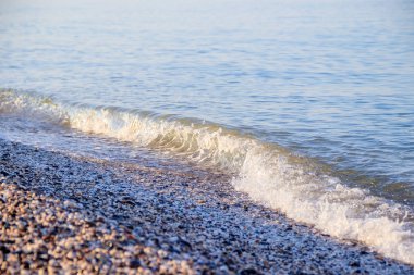 Sabah ışığında deniz dalgaları ve Çakıl Plajı 