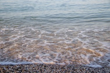 Sabah ışığında deniz dalgaları ve Çakıl Plajı 