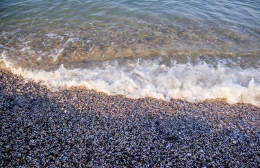 Sabah ışığında deniz dalgaları ve Çakıl Plajı 