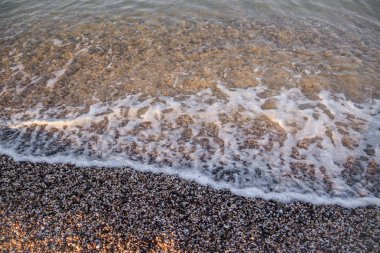 Sabah ışığında deniz dalgaları ve Çakıl Plajı 