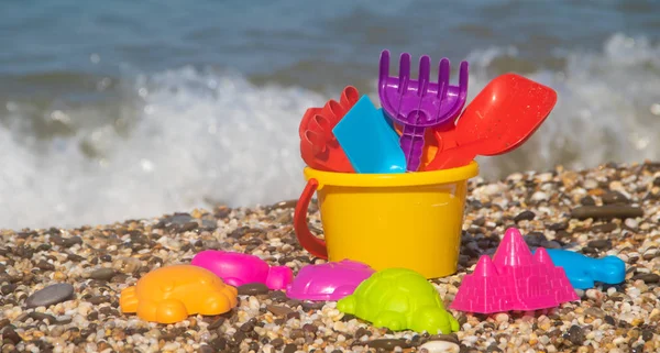 Giocattoli Plastica Colorati Bambini Sdraiati Sulla Spiaggia Ghiaia Sullo Sfondo — Foto Stock