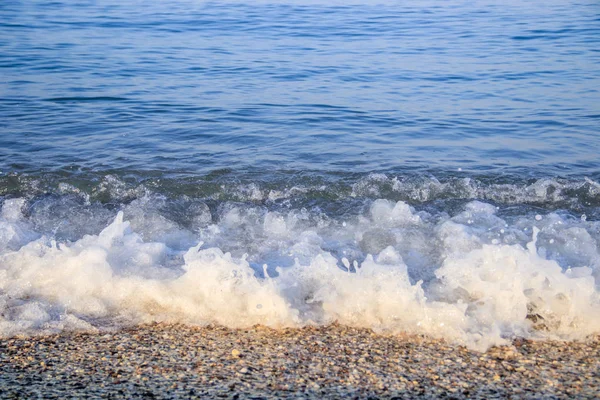 晨光中的海浪和鹅卵石海滩 — 图库照片