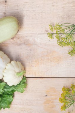 ahşap arka plan üzerinde beyaz Squashes ve marul, kopya alanı 