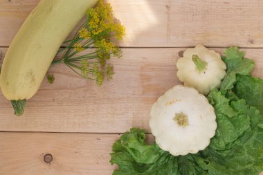 ahşap arka plan üzerinde beyaz Squashes ve marul, kopya alanı 