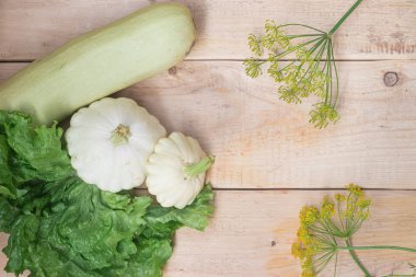 ahşap arka plan üzerinde beyaz Squashes ve marul, kopya alanı 