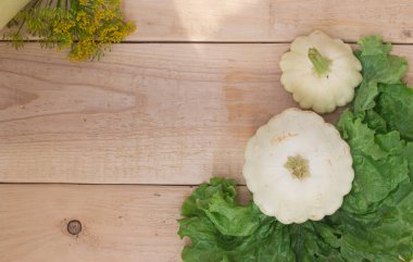 ahşap arka plan üzerinde beyaz Squashes ve marul, kopya alanı 
